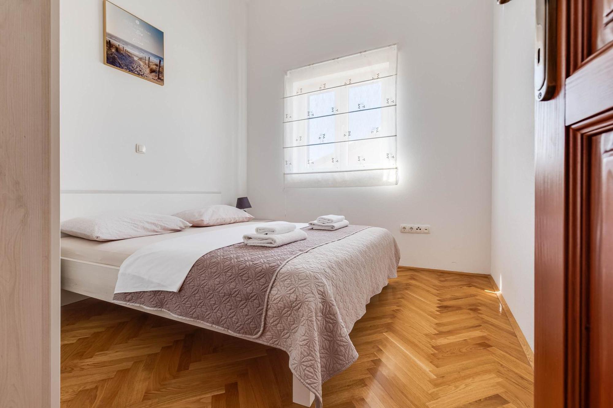 Apartmani Pocrnic Pakostane Exterior photo